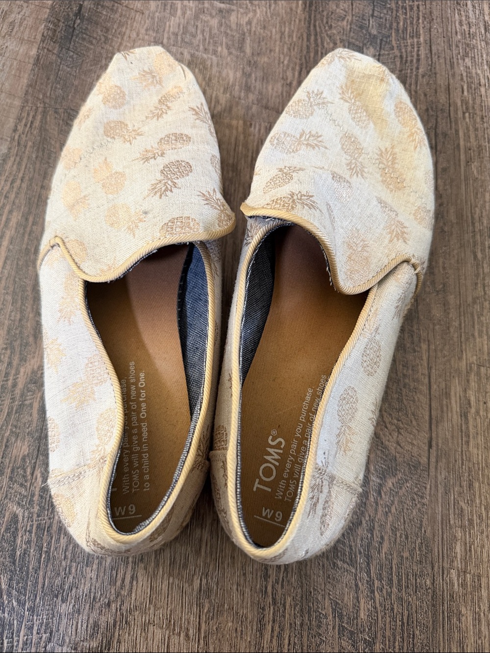TOMS Women's Cream & Tan Pineapple Slip-On Flats